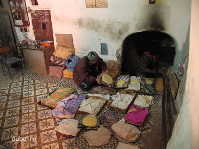 brutarie in medina - fiecare femei vine cu painea familiei la "maitre" care le coace. "Maitre" stia fiecare paine a carei familii este.