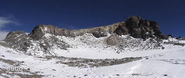 craterul Ojos del Salado, in fata dreapta, e varful - punctul cel ma inalt al buzei craterului. Culoarul si diedrul nu se vad din pozitia asta.