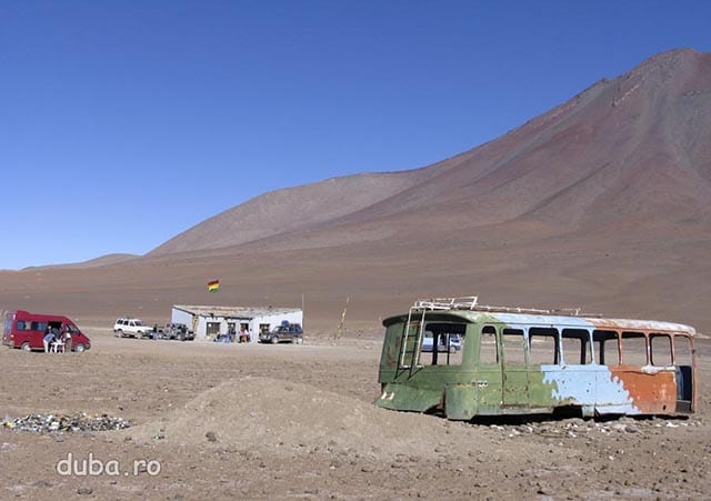 Punct de trecere a frontierei Chile - Bolivia, la poalele lui vulcanului Licancabur. Cladirea alba din spate e postul de graniceri.