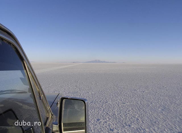 Salar de Uyuni - la 3650m altitudine, cea mai mare campie de sare din lume,