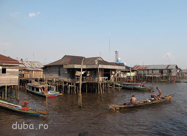 Banjarmasin e situat intr-o zona mlastinoasa, un fel de delta, la confluenta dintre raurile Barito si Martapura. Initial orasul s-a dezvoltat pe malul raurilor care ofereau  - si inca ofera pentru multi localnici - o parte din hrana, apa de baut, cale de transport, canalizare si loc de scalda.