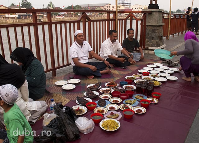 Buka puasa - Pe malul lui Barito, in zona centrala a Banjarmasinului, musulmanii de pregatesc pentru festinul zilnic de dupa asfintit, in perioada Ramadanului.