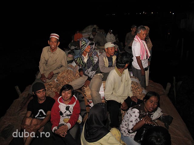 Dupa 12 ore pe barca ajungem in Negara, localitate la Nord de Marabahan. In stanga fata, sunt prietenii de la MAPALA din Banjarmasin: Hary si Wiwent.
