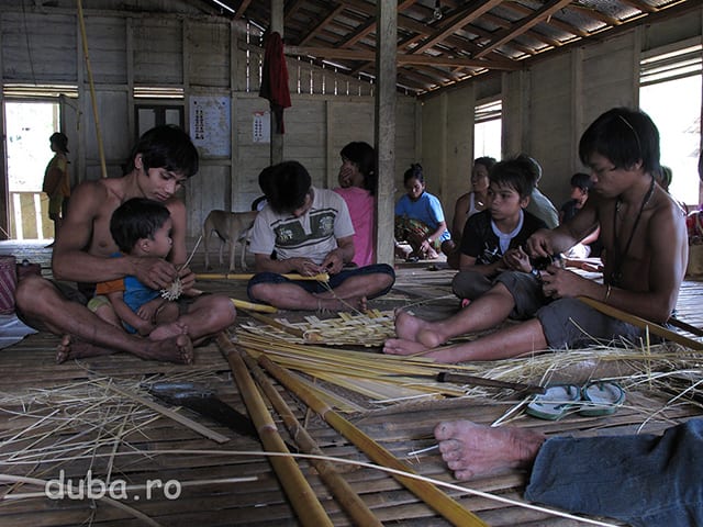 Mai sunt cateva ore pana cand incepe Aruh, toata lumea se implica in organizare. Din bambus sau ratan sunt impletite diverse suporturi pentru ofrandele ce vor fi aduse spiritelor stramosilor si zeilor. In Indonezia am vazut ca, copiii nu deranjeaza oricata galagie ar face, nu sunt trimisi la joaca pentru ca adultii sa-si vada de treaba mai eficient ci sunt prezenti si implicati in ceea ce se intampla.