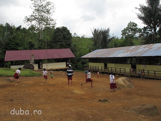 De curand in Juhu sa construit o scoala primara de stat. La cele 6 clase (sc primara in Indonezia dureaza 6 ani) predau cand apuca 2 tineri din Juhu, care au absolvit liceul.