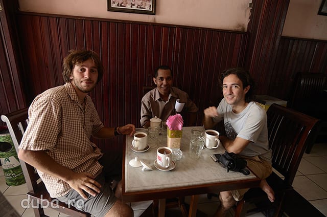 Impreuna cu Ongki la Kafe Joas din Ambon, cea mai faina cafenea ce am vazut-o in 2 ani prin Indonezia.