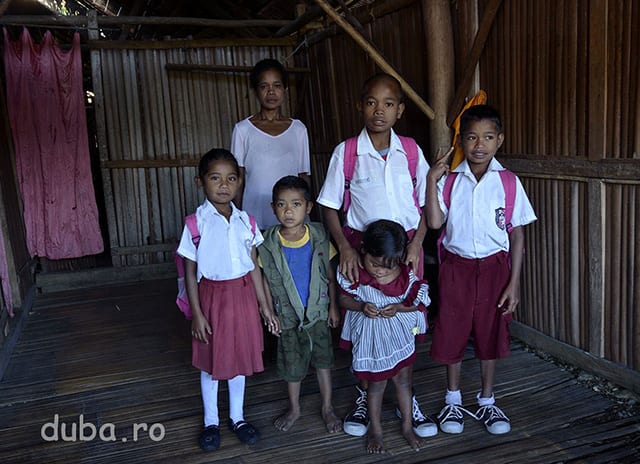 Copiii lui Bapak Raja din Maraina (un sat invecinat cu Manusela) se pregatesc pentru scoala. In Manusela, cea mai mare asezare din zona centrala a Muntilor Binaya, a fost construita de curand o scoala primara pentru copiii din Manusela si Maraina. 