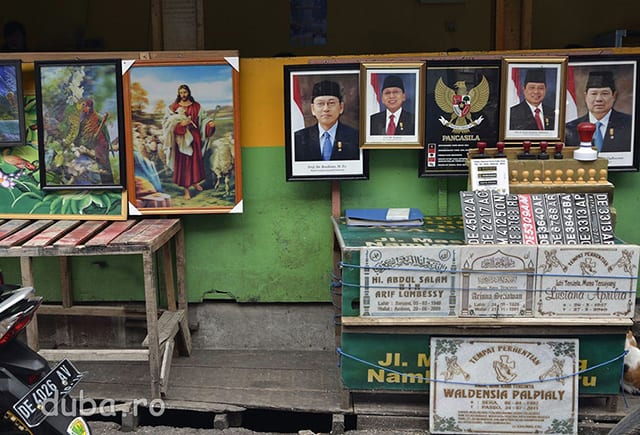 Papagali, Isus, presedintii Indoneziei, placi de inmatriculare si placi pentru morminte – un atelier din bazarul Batu Merah.