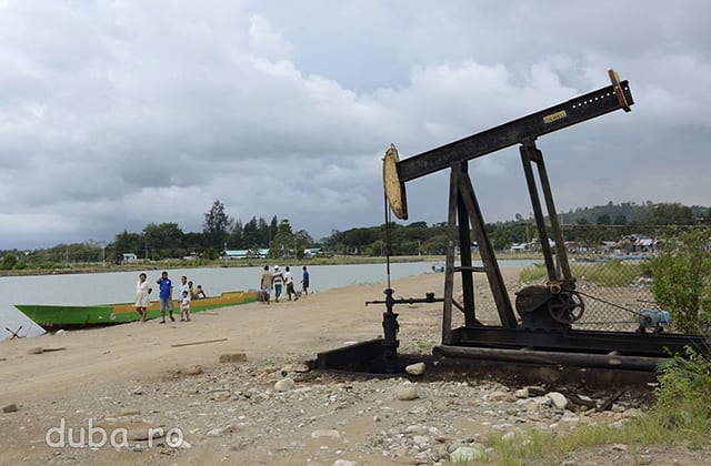 Plaja din Bula, un fost sat de pescari, transformat in exploatare petroliera si garnizoana cu sau fara voia localnicilor. Sondele de petrol se intind de pe plaja pana in sat, intre case.