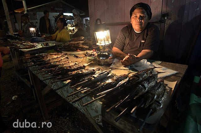 O taraba cu ton afumat, in pasar malam (piata de seara) din Bula. In multe localitati din Indonezia exista piete de seara unde se vinde mancare preparata sau semipreparata. Tonul din pietele din Bula este adus din Gorom, o zona mai la Est, acum in Bula pescuitul fiind neproductiv.
