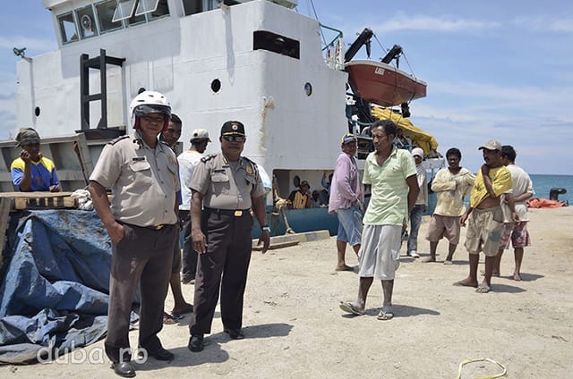 Politistii vigilenti din Bula supravegeaza activitatea din port.