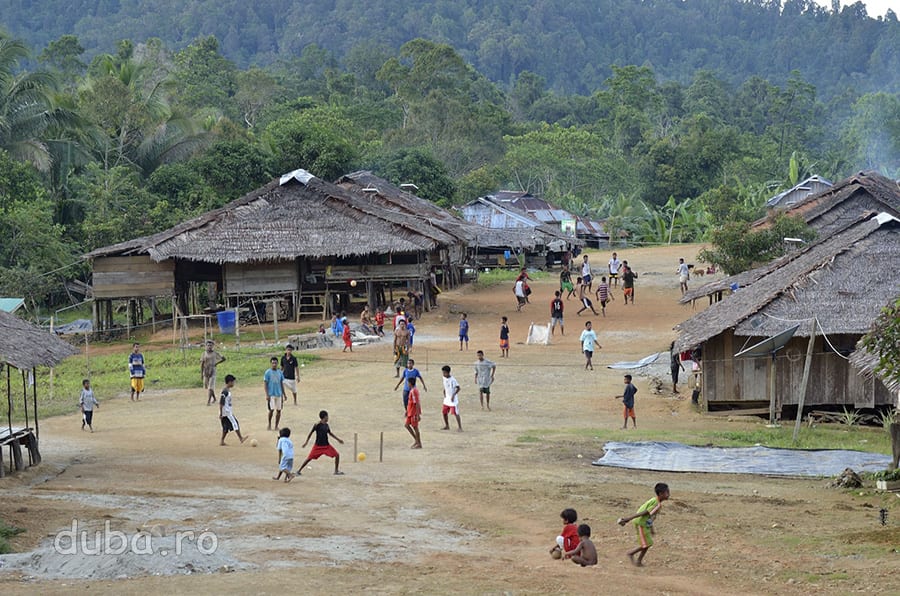 In Huaulu, dupa-amiaza copiii din sat se aduna la fotbal.