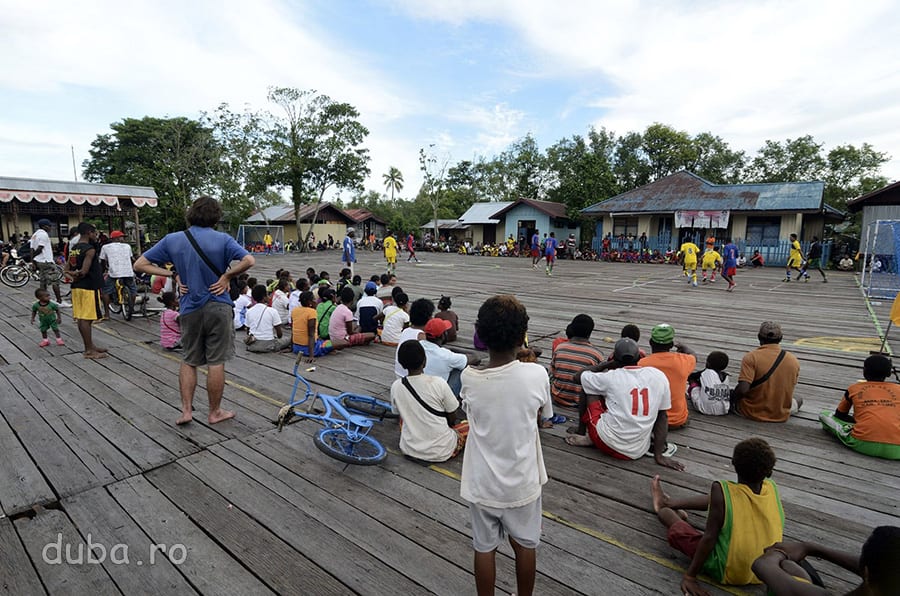 Terenul de fotbal din Agats - la fel ca toata asezarea – e construit deasupra mlastinii. Nu stiu cum sunt fotbalistii din Agats, dar Papua are cele mai bune echipe din Campionatul Indonezian.