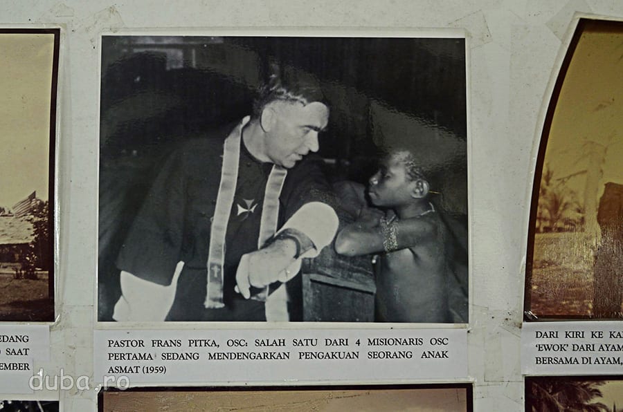 „Pastorul Frans Pitka, Ordo Sanctae Crucis, unul dintre primii 4 misionari OSC, ascultand confesiunea unui copil asmat (1959)” Muzeul Culturii si Progresului Asmat