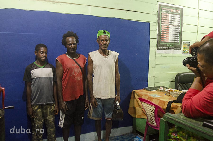 Patronul unui magazin de benzina și kerosen din Senggo face si fotografii. Daca au cativa bani in buzunar, papuasii is fac drum pe acolo, și Click!